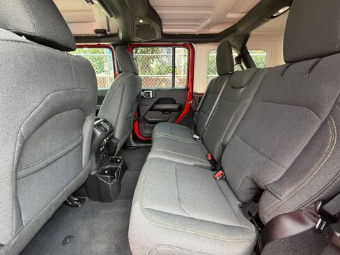 Used 2025 Jeep Wrangler Unlimited Sahara AWD/4WD image 25