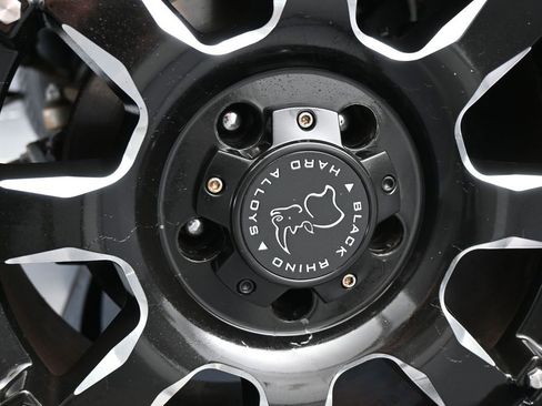 Used 2018 Jeep Wrangler Unlimited Sahara w/ Connectivity Group image 24