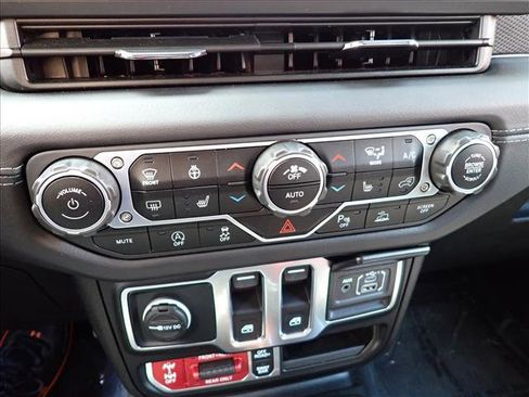 Used 2025 Jeep Wrangler Rubicon AWD/4WD image 19