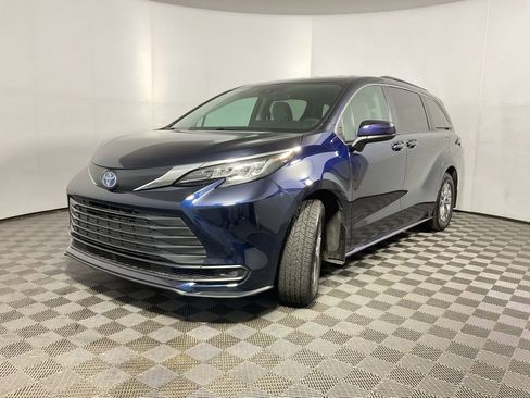 Used 2023 Toyota Sienna LE AWD/4WD image 2
