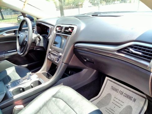 Used 2017 Ford Fusion SE w/ Fusion SE Technology Package image 20