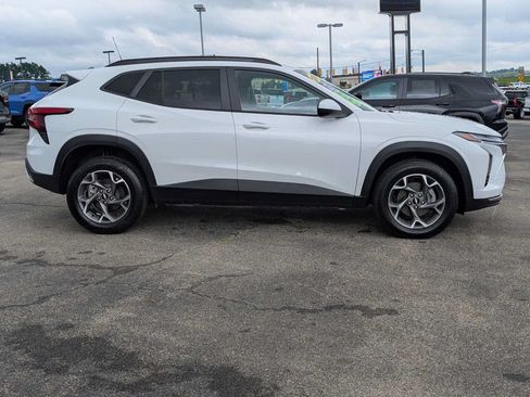 Used 2024 Chevrolet Trax LT w/ Sunroof Package FWD image 7