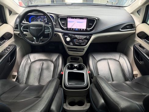Used 2021 Chrysler Pacifica Touring-L w/ Uconnect Theater Family Group FWD image 37