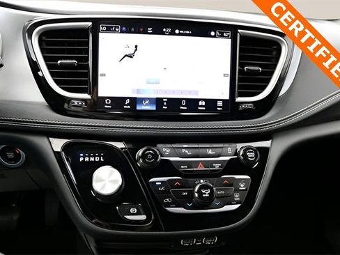 Used 2024 Chrysler Pacifica Select image 22