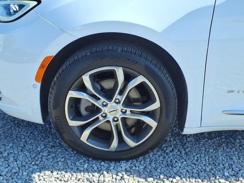 Used 2025 Chrysler Pacifica Pinnacle w/ Trailer Tow Group AWD/4WD image 15