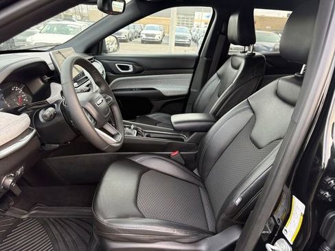 Used 2024 Jeep Compass Latitude image 11