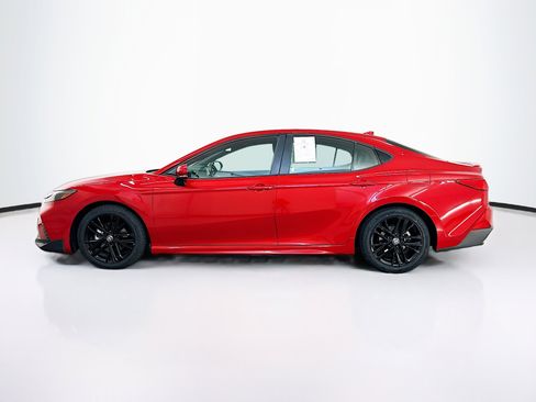 Used 2025 Toyota Camry SE FWD image 4