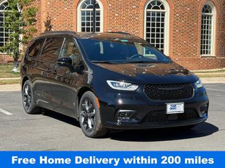 New 2026 Chrysler Pacifica Select video 1