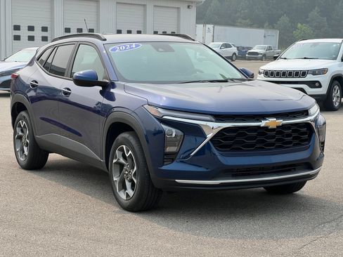 Used 2024 Chevrolet Trax LT w/ Driver Confidence Package FWD image 40