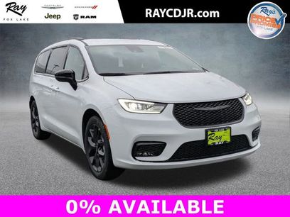 New 2026 Chrysler Pacifica Select w/ S Appearance Package