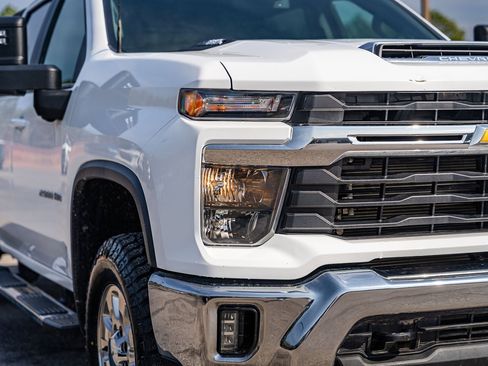 Used 2024 Chevrolet Silverado 2500 LT w/ Convenience Package image 10