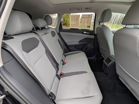 Used 2023 Volkswagen Taos SE image 30