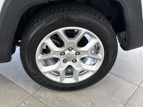 Used 2018 Jeep Renegade Latitude w/ UConnect 8.4 Nav Group FWD image 9
