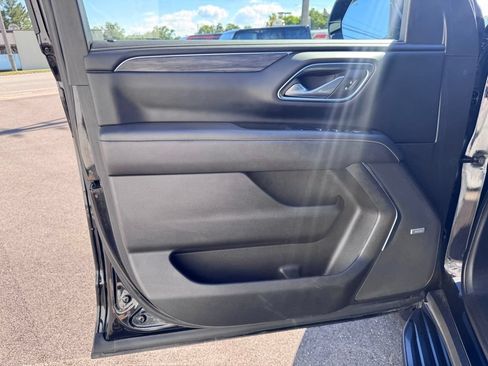 Used 2023 GMC Yukon XL SLT w/ SLT Premium Package AWD/4WD image 9
