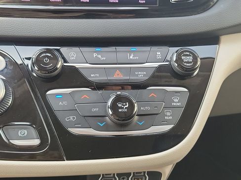 Used 2023 Chrysler Pacifica Touring-L FWD image 29