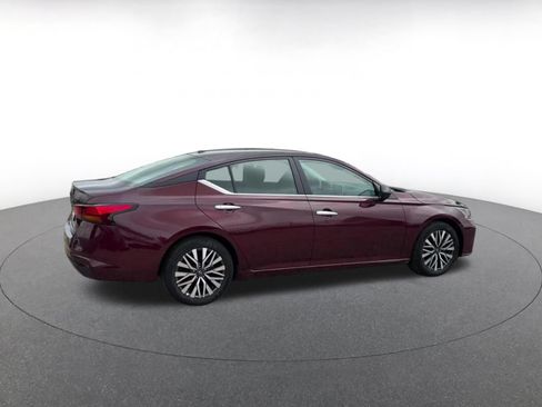 Used 2025 Nissan Altima 2.5 SV FWD image 12