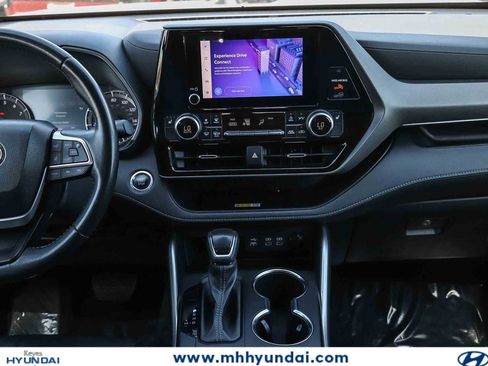 Used 2023 Toyota Highlander XLE FWD image 12