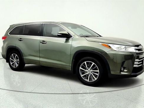 Used 2018 Toyota Highlander XLE AWD/4WD image 3