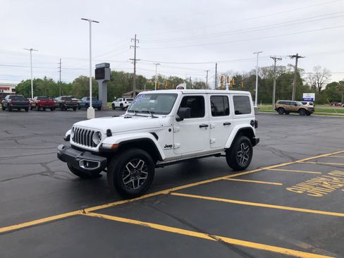 Used 2025 Jeep Wrangler Unlimited Sahara AWD/4WD image 7