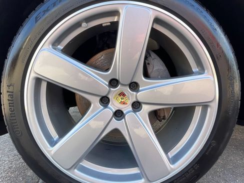 Used 2018 Porsche Macan AWD/4WD image 11