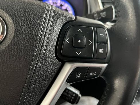 Used 2017 Toyota Highlander XLE w/ Carpet Mat Package image 19