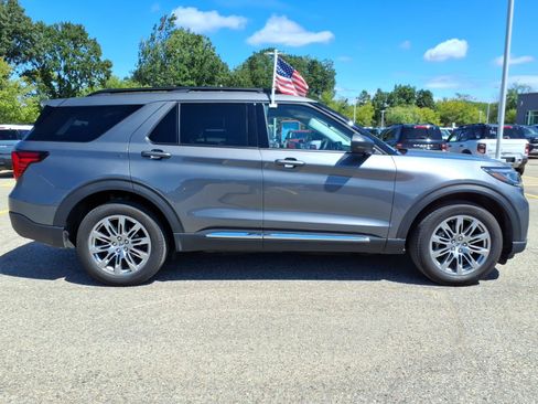 Used 2025 Ford Explorer Active w/ Active Comfort Package AWD/4WD image 9