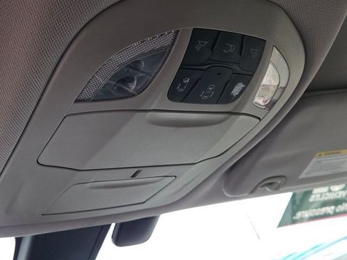 Used 2017 Chrysler Pacifica Touring-L FWD image 19
