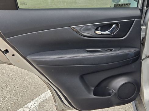 Used 2019 Nissan Rogue SV FWD image 15