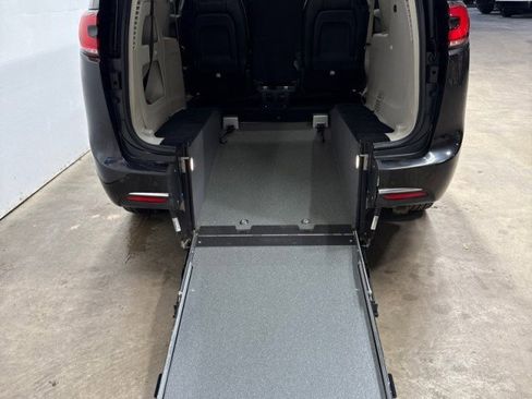 Used 2022 Chrysler Pacifica Touring-L image 1