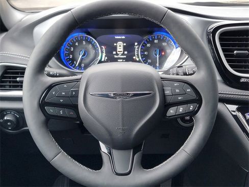 Certified 2024 Chrysler Pacifica Touring-L w/ S Appearance Package image 33