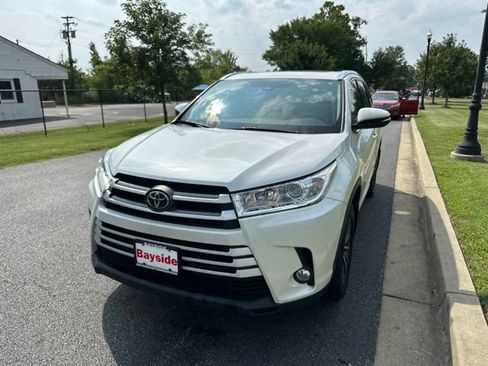 Used 2019 Toyota Highlander XLE AWD/4WD image 6