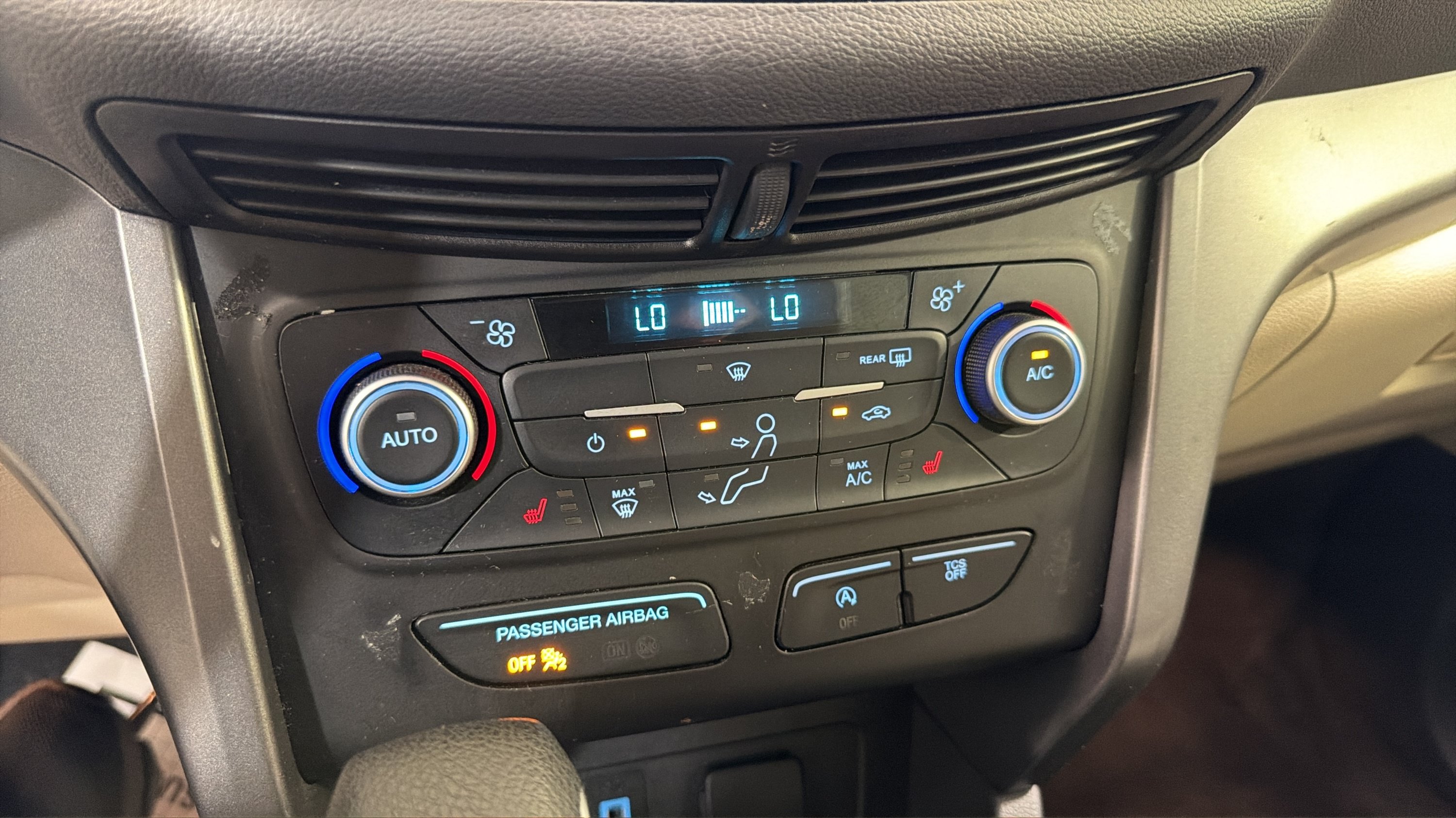 Used 2018 Ford Escape SE w/ SE Sync 3 Package AWD/4WD image 19