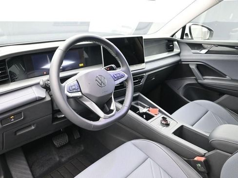 New 2025 Volkswagen Tiguan SE FWD image 7