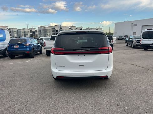 Used 2024 Chrysler Pacifica Touring-L image 8
