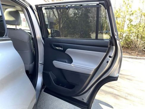 Used 2021 Toyota Highlander XLE image 11
