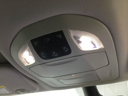 Used 2024 Chrysler Pacifica Touring-L FWD image 32