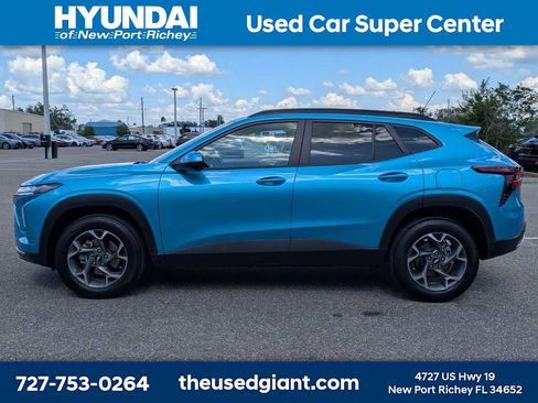 Used 2025 Chevrolet Trax LT FWD image 2