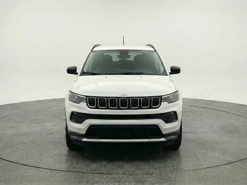 Used 2025 Jeep Compass Latitude AWD/4WD image 2