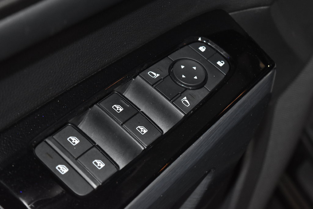 Used 2025 Nissan Pathfinder SL AWD/4WD image 5