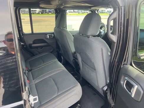 Used 2025 Jeep Wrangler Unlimited Sahara AWD/4WD image 40