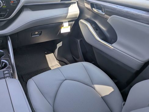 New 2026 Toyota Highlander Platinum AWD/4WD image 17