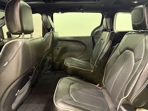 Used 2025 Chrysler Pacifica Limited FWD image 25