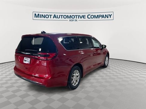 Certified 2025 Chrysler Pacifica Select FWD image 8