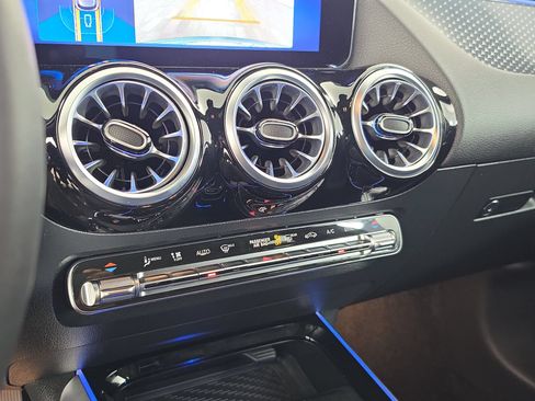 Used 2025 Mercedes-Benz GLA 250 4MATIC image 29