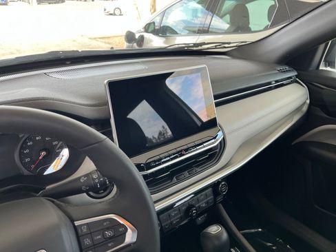 Used 2025 Jeep Compass Limited image 18