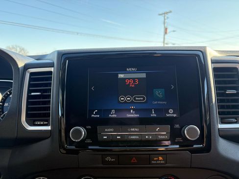 Used 2024 Nissan Frontier SV image 16