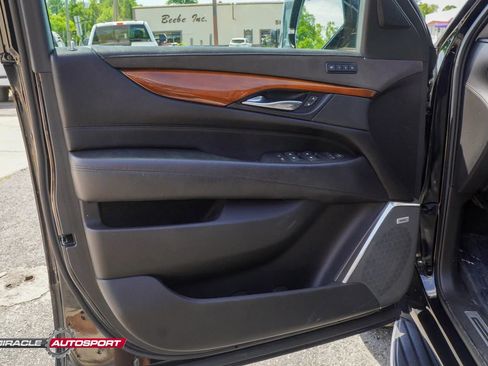 Used 2018 Cadillac Escalade Luxury AWD/4WD image 15