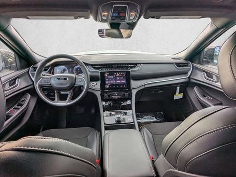 New 2025 Jeep Grand Cherokee Altitude image 14