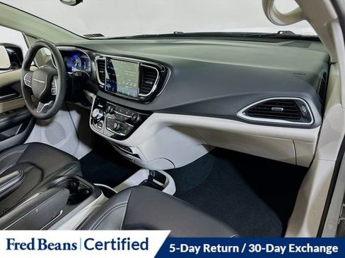Used 2024 Chrysler Pacifica Touring-L image 12