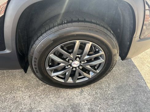 Used 2019 GMC Acadia SLT w/ LPO, Black Accent Package image 4